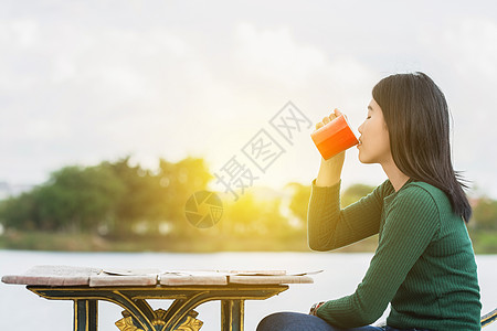 上午咖啡 女孩在自然景观中喝咖啡图片