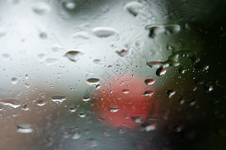 雨滴在挡风玻璃上 背景的夜晚城市灯光模糊不清摄影蓝色运输旅行反射天气交通下雨驾驶风暴图片
