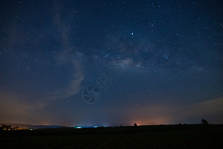 夜空下银星星系的银河之夜乳白色星星星座背景