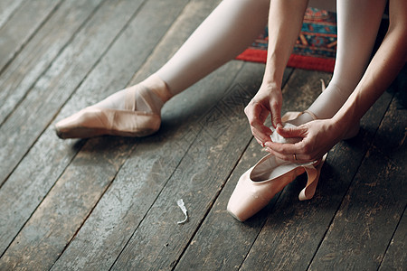 年轻美丽的芭蕾舞女舞蹈家 穿着专业服饰 指尖鞋和黑色礼服Black tuttu足尖艺术家工作室身体娱乐展示舞蹈女孩姿势体操图片