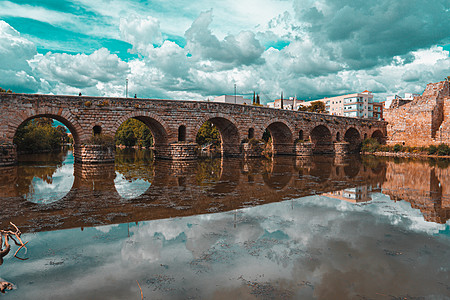 罗马梅里达大桥的橙色和尖塔风景及其在瓜迪亚纳河上的反省图片