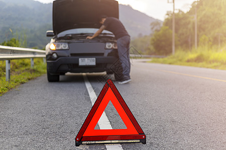 道路上的红色三角标志警告有故障 o 的汽车信号帮助碰撞冒险事故工具引擎安全车辆危险图片