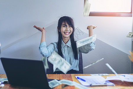 成功的女商务人士在数钱 扔个洋娃娃银行旅行大奖购物金融生意顾客现金商务车辆图片