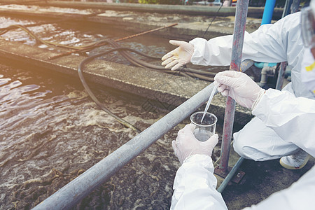 科学家们正在研究废水处理的质量问题 而Sy医师技术员体检临床测试化学品手套医院测量收藏图片