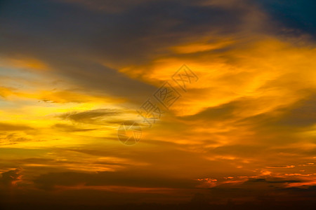 永恒火焰多彩的云朵 夜空和苏星光金子阳光晴天蓝色日落天堂橙子美丽天空场景图片