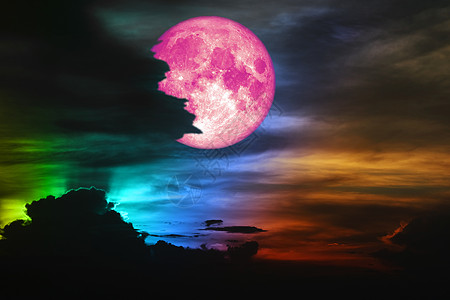 粉红月亮在多彩云和彩虹夜空中图片