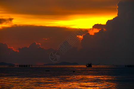 海边日落 光辉多彩的天空钓鱼阳光天气日落金子蓝色橙子海洋戏剧性天堂图片