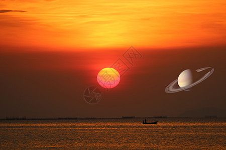 海上和渔船上 日落时空的土星图片