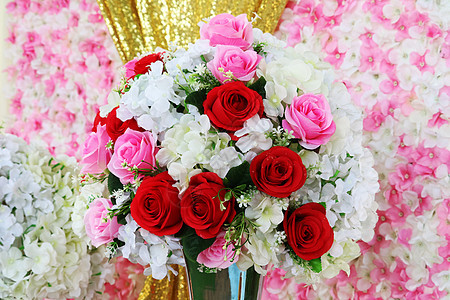 婚礼上装饰的鲜花和模糊的玫瑰花生日周年风格纪念日花束植物花店叶子花朵礼物图片