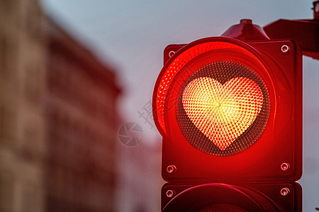 一个带有红心信号灯交通灯的城市图片