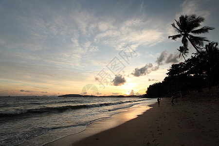 海滩上的热带日落 泰国克拉比岩石支撑旅行地平线假期紫色蓝色海洋晴天墙纸图片