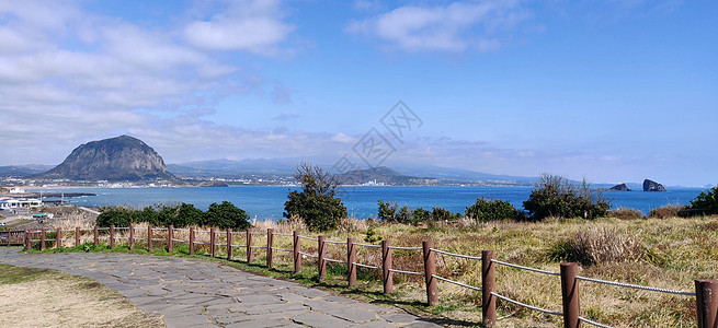 歌纳克桑山的一条铺路 其背景是Sanbang-san山图片