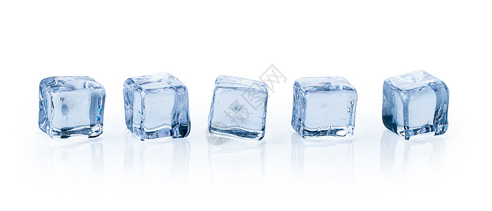 在白色背景上孤立的冰立方体茶点冻结团体小路正方形宏观气泡反射液体冰镇图片