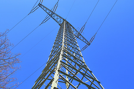 近视大电力铁塔的 将电力输送到电气力量工业引擎电缆金属制造业技术机器工具图片
