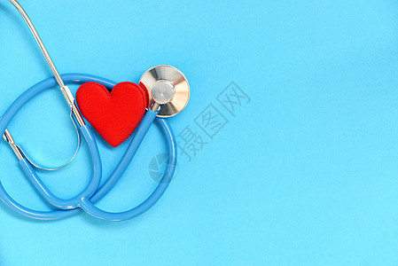 心脏健康和红心 蓝色背景的听诊器图片