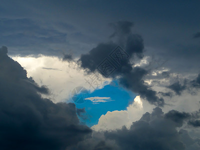 云和暗云层天空黑色风暴力量蓝色气质灾难阴影气旋气象图片