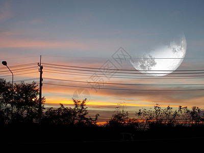 日落时的月亮 天空中阴云暗云和光影电线图片