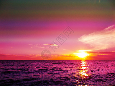 地平线和深紫水的日落和云彩图片