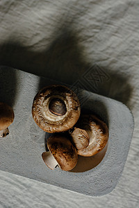 新鲜生蘑菇 蓝石桌 波罗贝罗品种食物生活蔬菜犯罪分子营养按钮棕色美食桌子烹饪图片