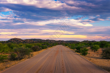 日落在纳米比亚达马拉兰C35号沙砾路上图片