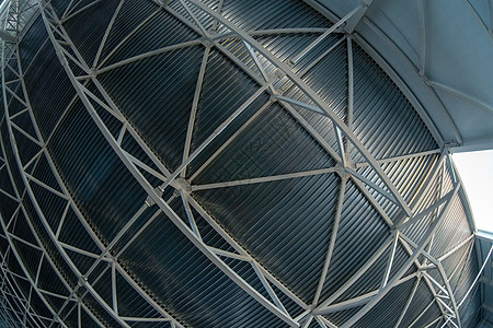 带支撑梁构造架和压型板的工业吊顶鱼眼镜头图金属建造阁楼光束天花板工厂技术植物管道贮存图片