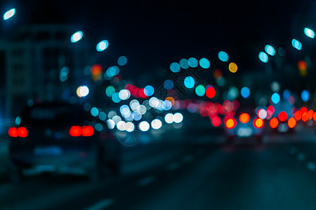 从路边看 夜车交通的景象不集中 生活背景五花八门驾驶车辆近视圆圈运输景观市中心辉光沥青蓝色图片