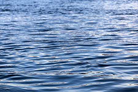 具有小平原波纹和选择性焦点的抽象水面特写涟漪反思液体蓝色海浪反射钓鱼墙纸海洋图片