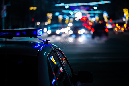 夜间巡逻夜间警察车灯在城市 有选择性地聚焦和模糊背景