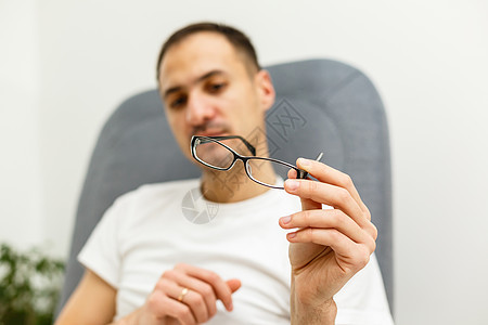 年轻男人戴上眼镜白色成人医生情感男性上帝眼睛异形灰色焦虑图片