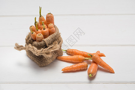 木桌上的胡萝卜素食萝卜生产收藏正方形节食味道蔬菜紧缩营养木头图片