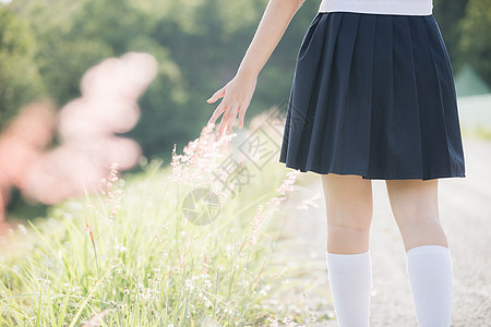 观望公园的亚洲日本女学生服装肖像天空蓝色头发裙子学生女士公园女孩角色微笑图片
