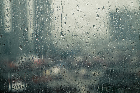 窗玻璃上滴落的雨滴图片