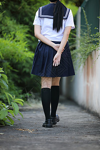 观望公园的亚洲日本女学生服装肖像角色扮演微笑公园女性喜悦农村女孩蓝色头发图片