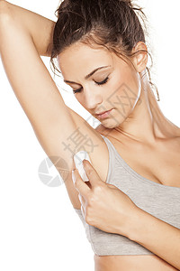 美丽的女孩施用除臭剂粘在毛皮上香水成人香味享受女性手臂身体女士香气腋窝图片