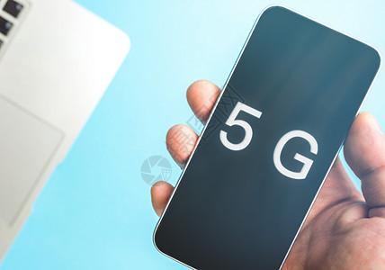 5G 技术手在移动智能手机和蓝光上使用具有 5g 概念互联网的手机图片