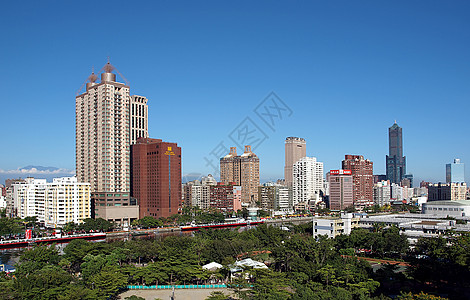 高雄市之景蓝色公园天空树木街道地平线城市公寓市中心高楼图片