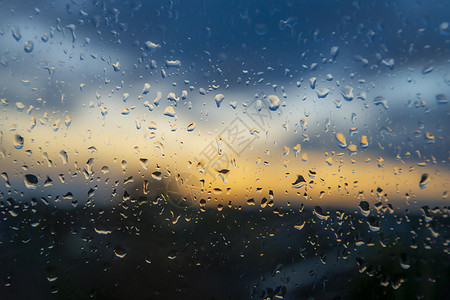 透过湿窗玻璃的五颜六色的日落高清图片