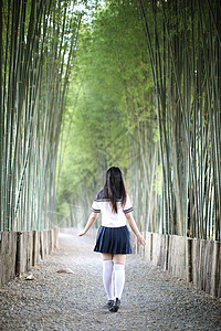 美丽的亚洲日本高中女学生制服的肖像Lo女士学生裙子戏服公园教育微笑竹林女孩享受图片