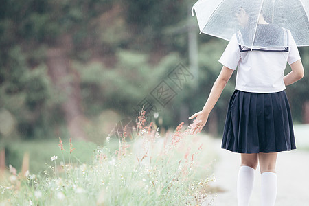 自然界带雨伞走路的亚洲女学生肖像中学女学生女士女孩角色衬衫学生人行道扮演微笑图片