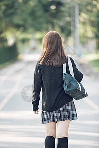 观望公园的亚洲日本女学生服装肖像女孩头发蓝色裙子学生公园微笑角色姿势戏服图片
