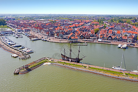 多彩建筑来自N区港口和传统村庄Volendam的空中飞机天气长廊天际支撑建筑学海洋蓝色经济好天气房子背景