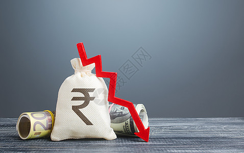印度卢比钱袋和红色箭头向下 经济困难 资金外逃 高风险 成本支出 危机 损失储蓄 停滞 衰退 商业活动下降 财富减少图片