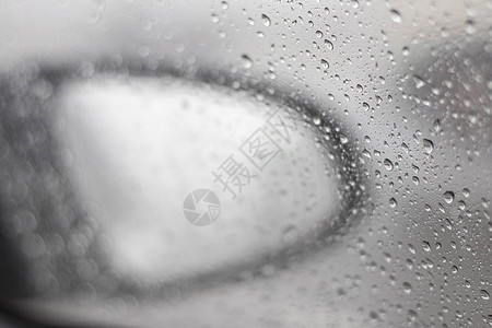 雨滴被粘在车的玻璃上 使后视镜反射性能下降图片