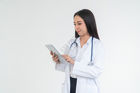 女医生或医生拿着平板电脑在医院检查病人健康 在线医疗信息概念和紧急医疗援助服务 医疗服务图片