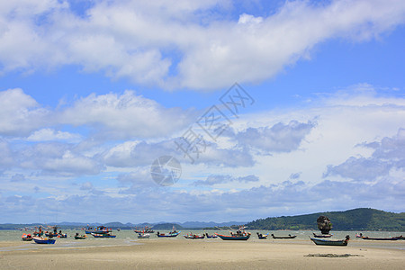 海滩附近的泰国传统船 泰国娱乐团体游艇蓝色港口海岸码头血管男人闲暇图片