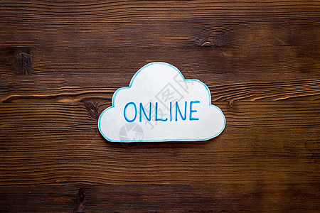 Cloud在线联网概念 木制工作场所的纸泡沫图片