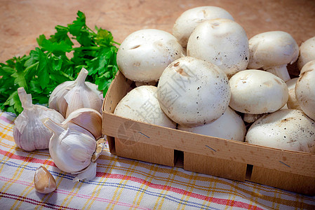 蘑菇拼盘用油 大蒜和煎饼煮熟的香皮尼翁美食桌子木头烹饪厨房食谱饮食蔬菜香菜草本植物背景