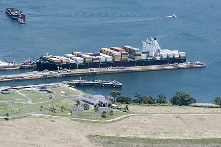 巴拿马运河Gatun Locks号大型货轮图片