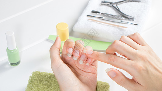 修指甲 把切片油涂到未油漆的指甲上手指角质层沙龙温泉身体美容师工具卫生美容工作图片