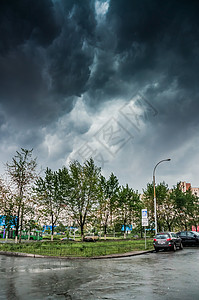 基辅市上空的暴风雨图片